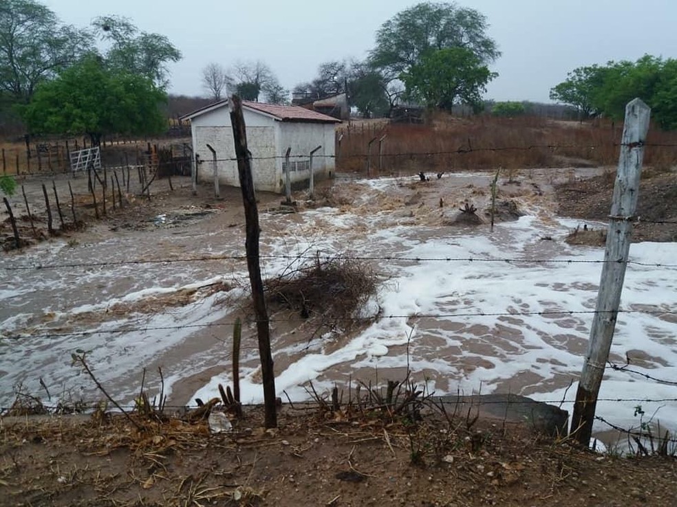 Chuvas geraram enxurradas na zona rual de cidades do Cariri â€” Foto: Ernandes Camilo/Arquivo pessoal