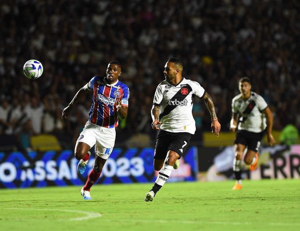 Alex Teixeira perdeu duas boas chances contra o Bahia, na última segunda-feira — Foto: André Durão/ge