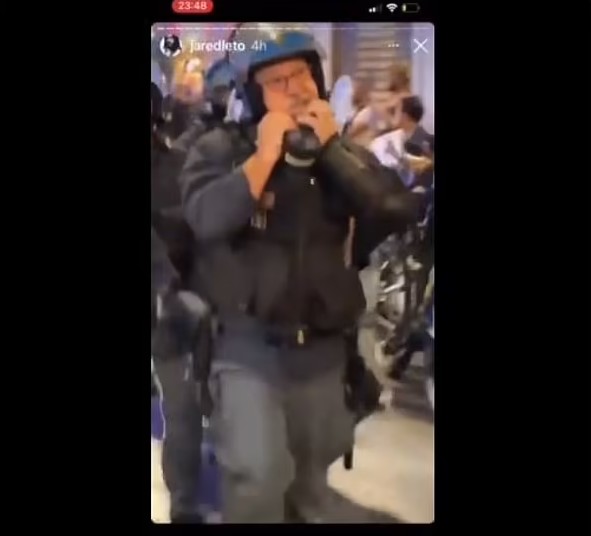 Policiais italianos em ação em trecho do vídeo compartilhado por Jared Leto (Foto: Instagram)