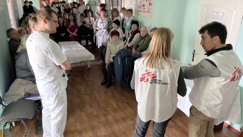 Os moradores têm feito cursos intensivos de medicina no campo de batalha (Foto: BBC News)