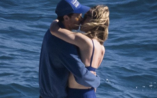 Olivia Wilde e Harry Styles trocam beijos em passeio de barco