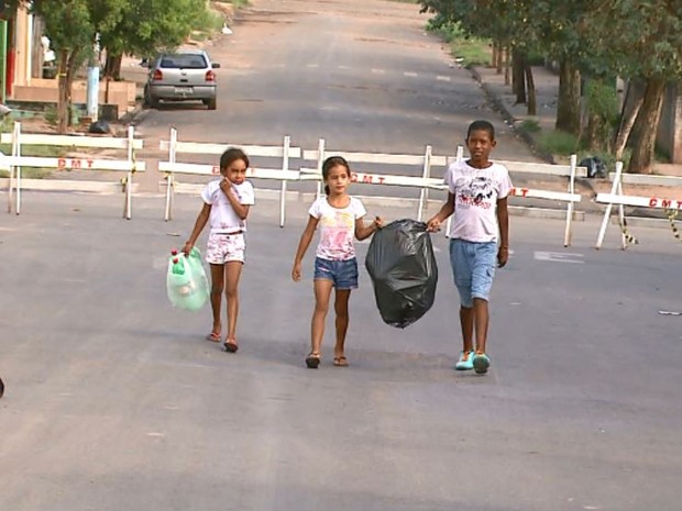 Moradores de Rio Claro levaram recicláveis para torcar por hortaliças (Foto: Reginaldo dos Santos/ EPTV)