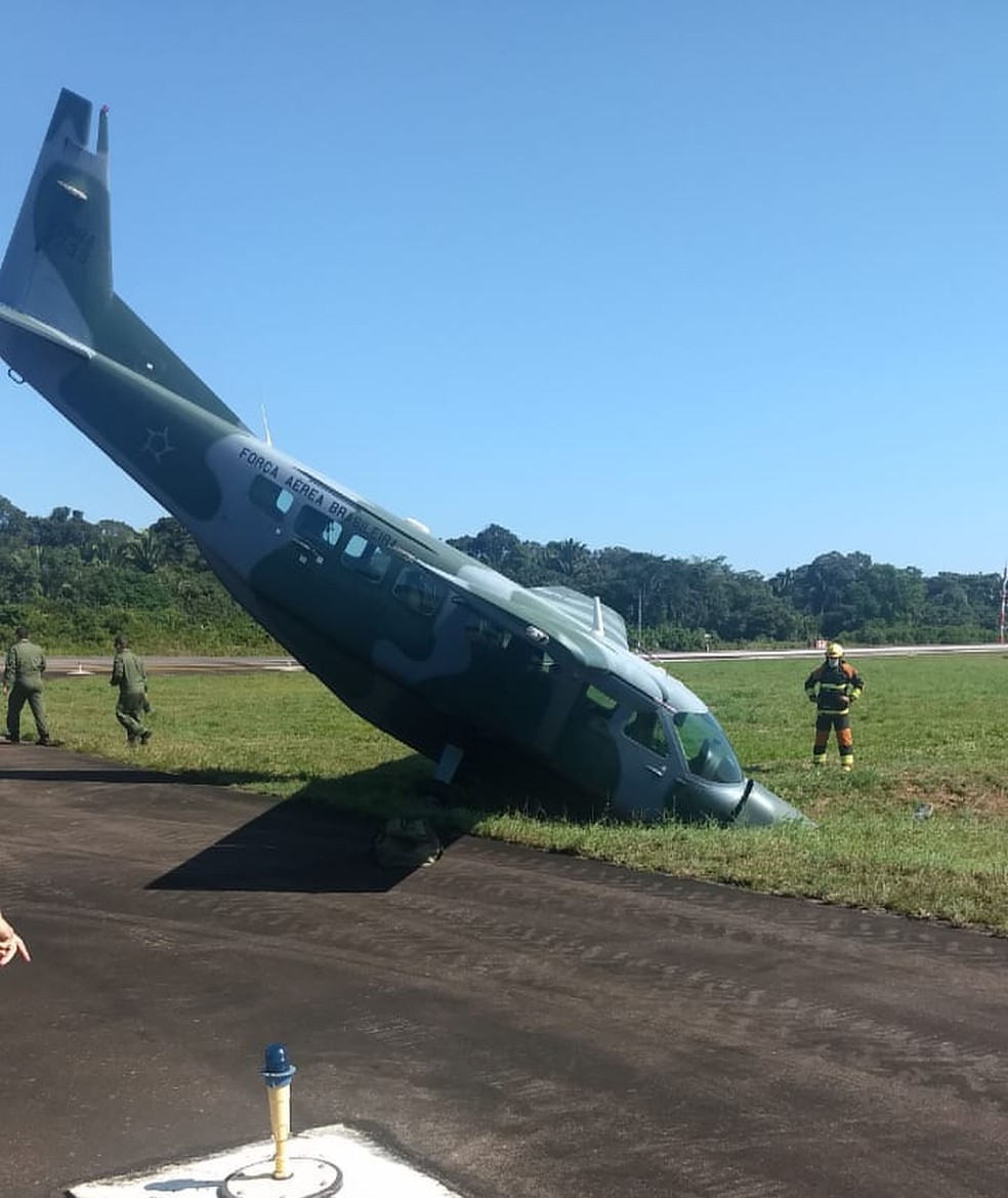 Avião da FAB tem problema no freio ao tentar pousar e sai da pista no  Aeroporto de Porto Velho | Rondônia | G1