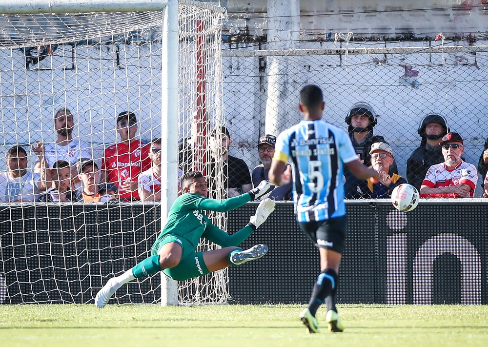Sem sofrer gols pelo Grêmio, Adriel ganha sequência e pode pular a fila na disputa por titularidade