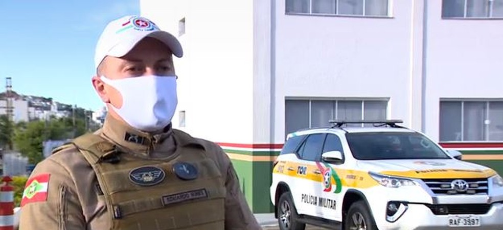 O tenente, Eduardo Sérgio Nunes, afirma que afastamentos causados pela Covid-19 impactaram a rotina de toda a tropa — Foto: NSC TV/Reprodução