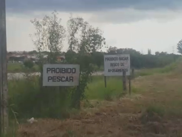 Lago tem placas de proibido nadar (Foto: Reprodução/TV TEM)
