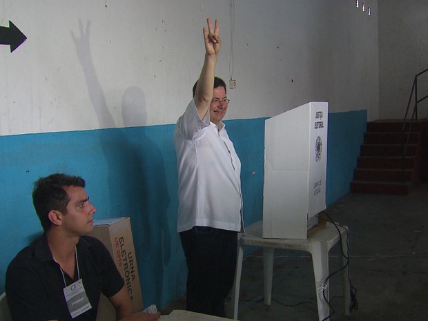 Antônio Campos (PSB) vota na manhã deste domingo, em Olinda (Foto: TV Globo/Reprodução)