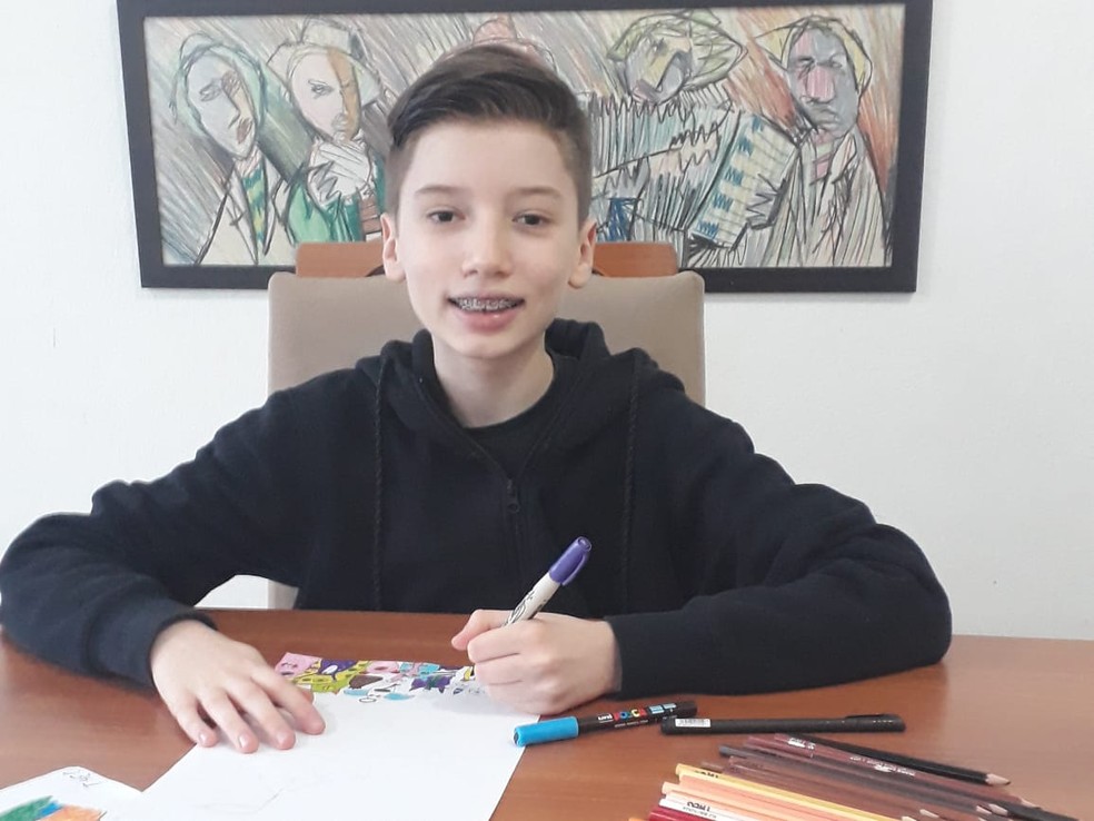Theo Maieski Rodrigues enviou dois desenhos ao concurso e foi selecionado com a personagem 'Mãe Ranzinza' — Foto: Arquivo Pessoal