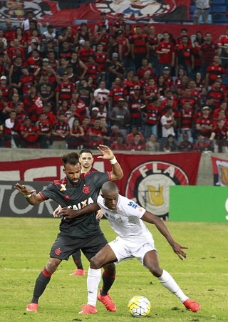 Empate coloca o Santos na ponta do Brasileirão e mantém Fla fora do G-4