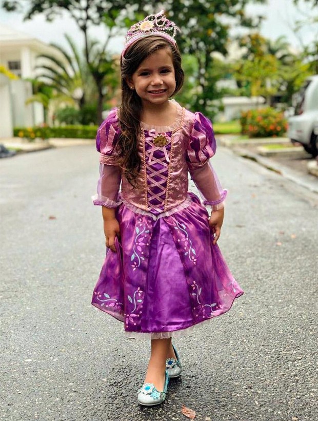 Maria Flor como Rapunzel, princesa do filme Enrolados (Foto: Reprodução/Instagram)