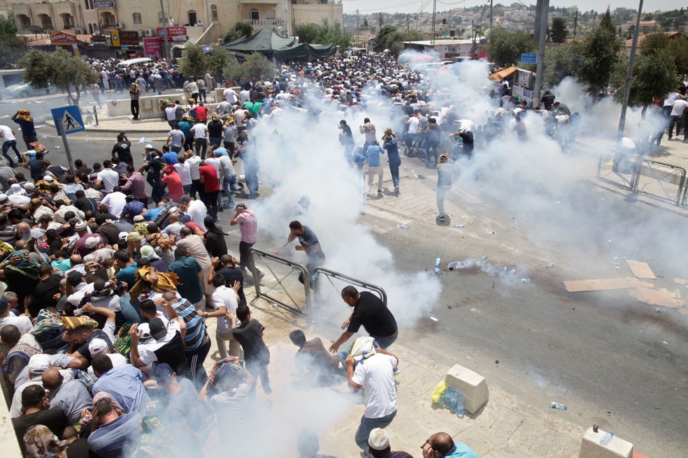 Polícia usou gás lacrimogêneo para dispersar palestinos que protestavam contra a restrição no acesso à Esplanada das Mesquitas, na Cidade Velha de Jerusalém, nesta sexta-feira (21) (Foto: Mahmoud Illean/ AP)