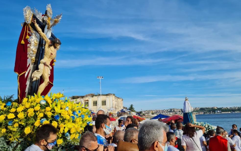 Galeota 'Gratidão do Povo' é levada ao mar para iniciar festejos a Bom Jesus dos Navegantes — Foto: Eduardo Oliveira/TV Bahia
