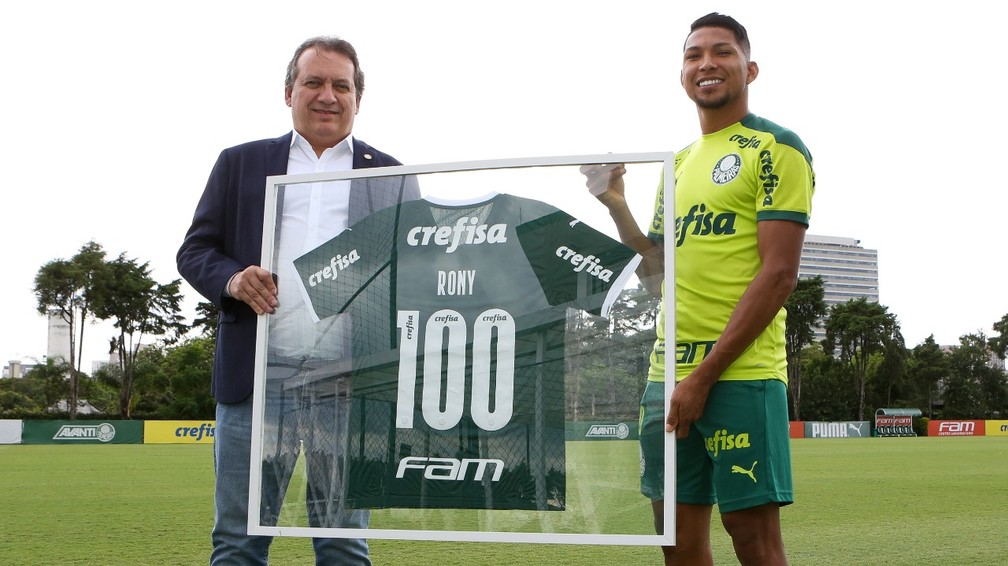 Rony recebe homenagem pela marca de cem jogos com a camisa do Palmeiras