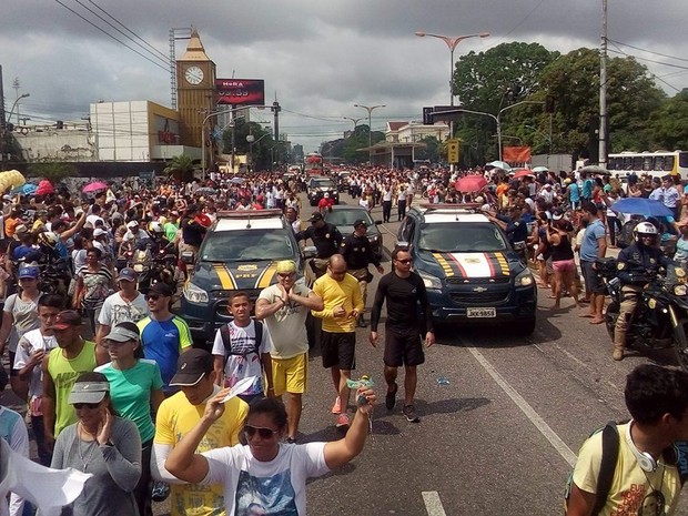 Avenida Almirante Barroso ficou lotada de fiéis que acompanham o Traslado.  (Foto: Antenor dos Santos/ TV Liberal)