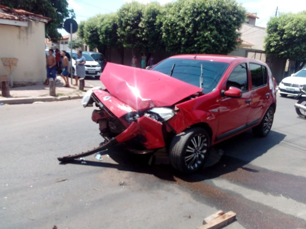 Carro atravessa cruzamento e atinge van escolar e três crianças ficaram feridas — Foto: Arquivo pessoal