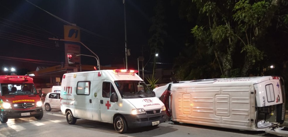 Ambulância tombou após batida em Taubaté e paciente morreu — Foto: Divulgação/Corpo de Bombeiros
