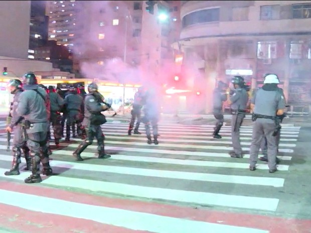 Polícia Militar joga bombas de gás lacrimogêneo para dispersar manifestação na Rua da Consolação (Foto: GloboNews/Reprodução)