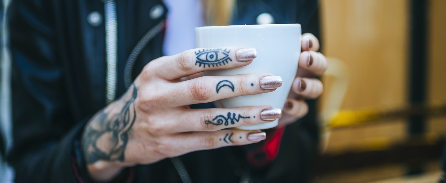 Tatuagem Nos Dedos Confira 10 Ideias De Desenhos E Dicas Para Aderir Revista Glamour Beleza