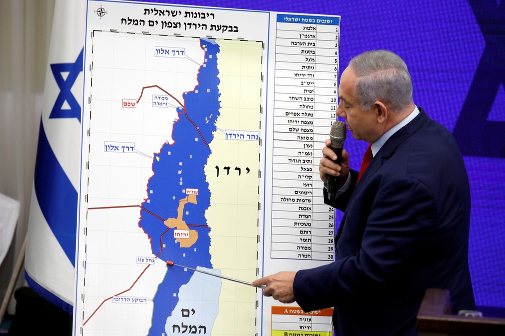 Primeiro-ministro de Israel, Benjamin Netanyahu, mostra Ã¡reas da CisjordÃ¢nia que pretende incorporar ao controle israelense. RegiÃ£o percorre a fronteira com a JordÃ¢nia â€” Foto: Amir Cohen/Reuters