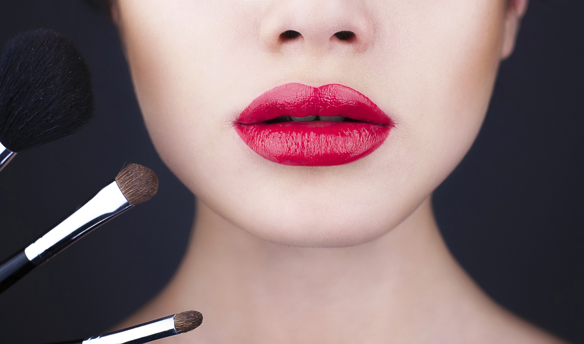 Descubra a maneira certa de aplicar a maquiagem (Foto: Thinkstock)