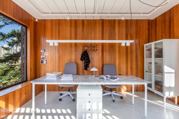Décor do dia: escritório com painel de madeira e vista para a natureza (Foto: Fabio Junior Severo)