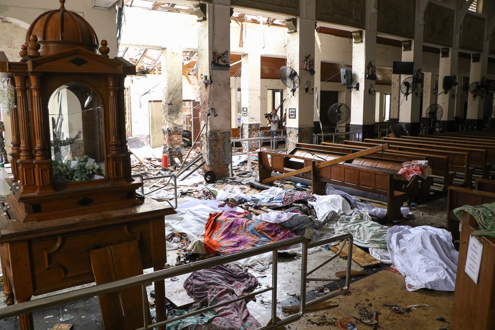 Pessoas mortas apÃ³s atentado em igreja de Santo AntÃ´nio em Colombo, Sri Lanka, neste domingo (21). â Foto: AFP
