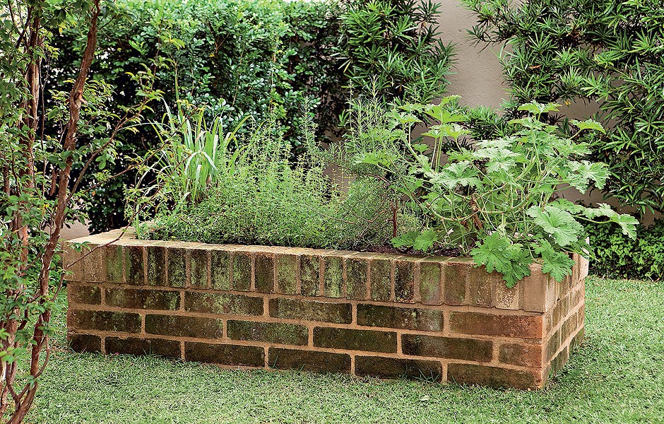 O canteiro de tijolos atende ao pedido da moradora, que queria uma horta no jardim com 40 cm de altura -o que facilita no manuseio dos temperos (Foto: Edu Castello / Editora Globo)