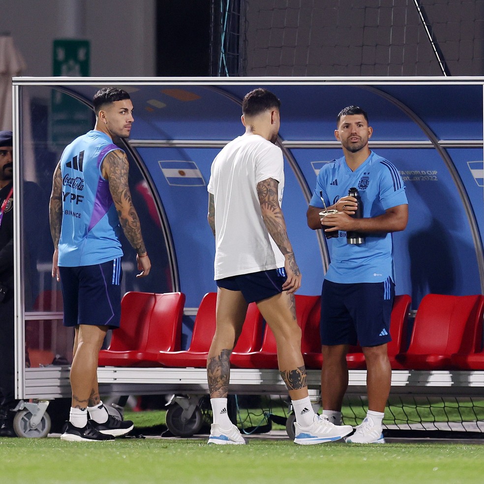 Agüero tomando mate no treino da Argentina — Foto: Divulgação