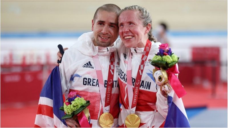 Os atletas da Grã Bretanha Neil Fachie e Lora Fachie foram descritos como o casal de ouro dos Jogos Paralímpicos (Foto: Getty Images via BBC News)