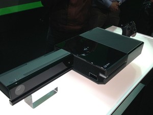 Kinect, Xbox One, o novo videogame da Microsoft, e novo controle, apresentados pela empresa nesta terça-feira (21) (Foto: Bruno Araujo/G1)