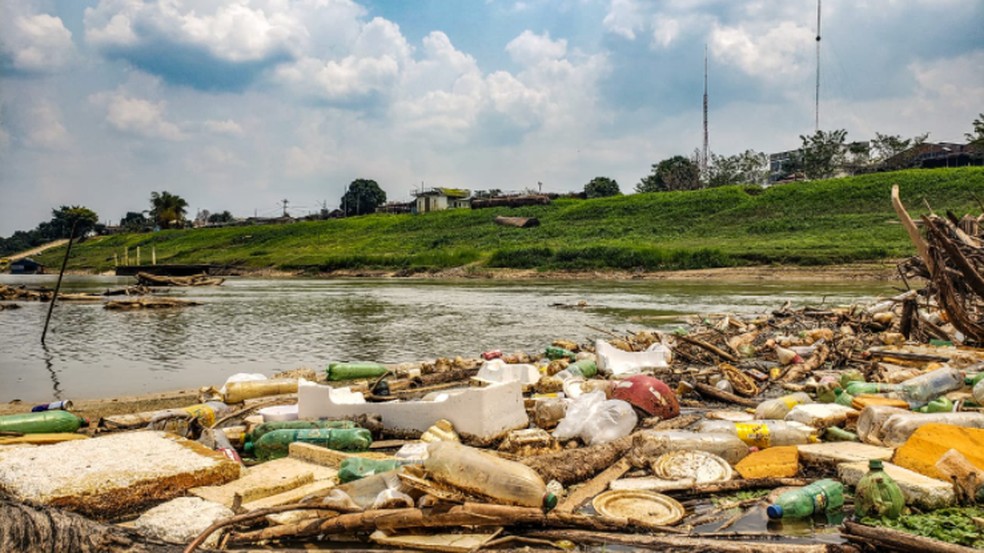 Com nível baixo, lixo fica acumulado às margens do rio — Foto: Juan Diaz/Arquivo pessoal