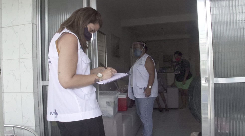 Equipe de vacinação municipal foi até a casa de Maria no bairro de Guarapu, no Cabo de Santo Agostinho — Foto: Antonio Morais/PMCSA