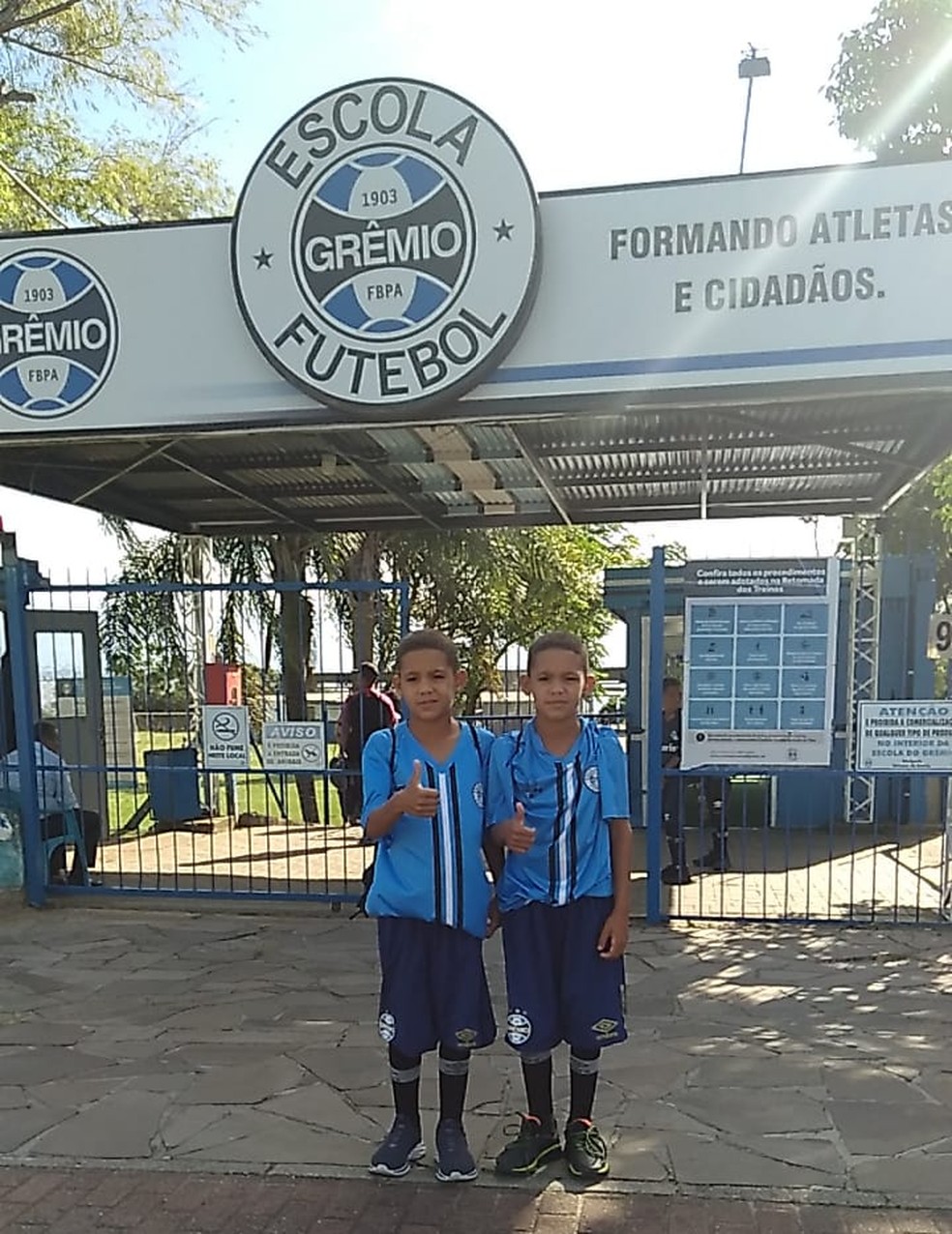 Os gêmeos Lucas e Gabriel Barros foram aprovados para o Sub-9 do Grêmio — Foto: Edno Barros / Arquivo pessoal
