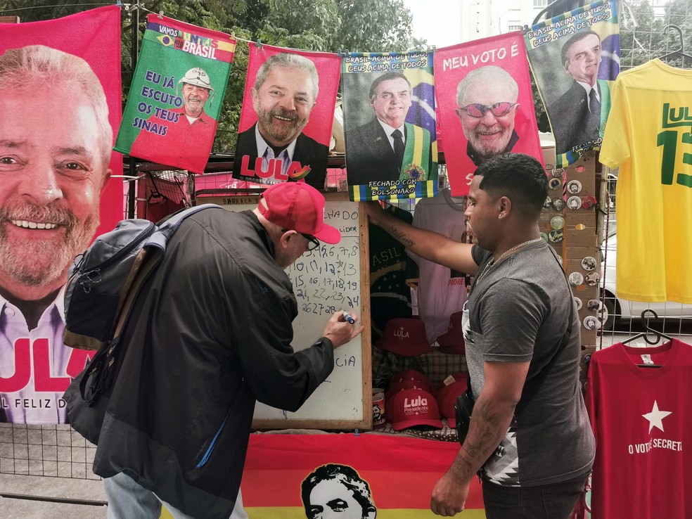 Produtos com a imagem do presidente Jair Bolsonaro e do ex-presidente Lula são vendidos por ambulantes no Largo do Machado, Zona Sul do RJ — Foto: Marcos Serra Lima/g1