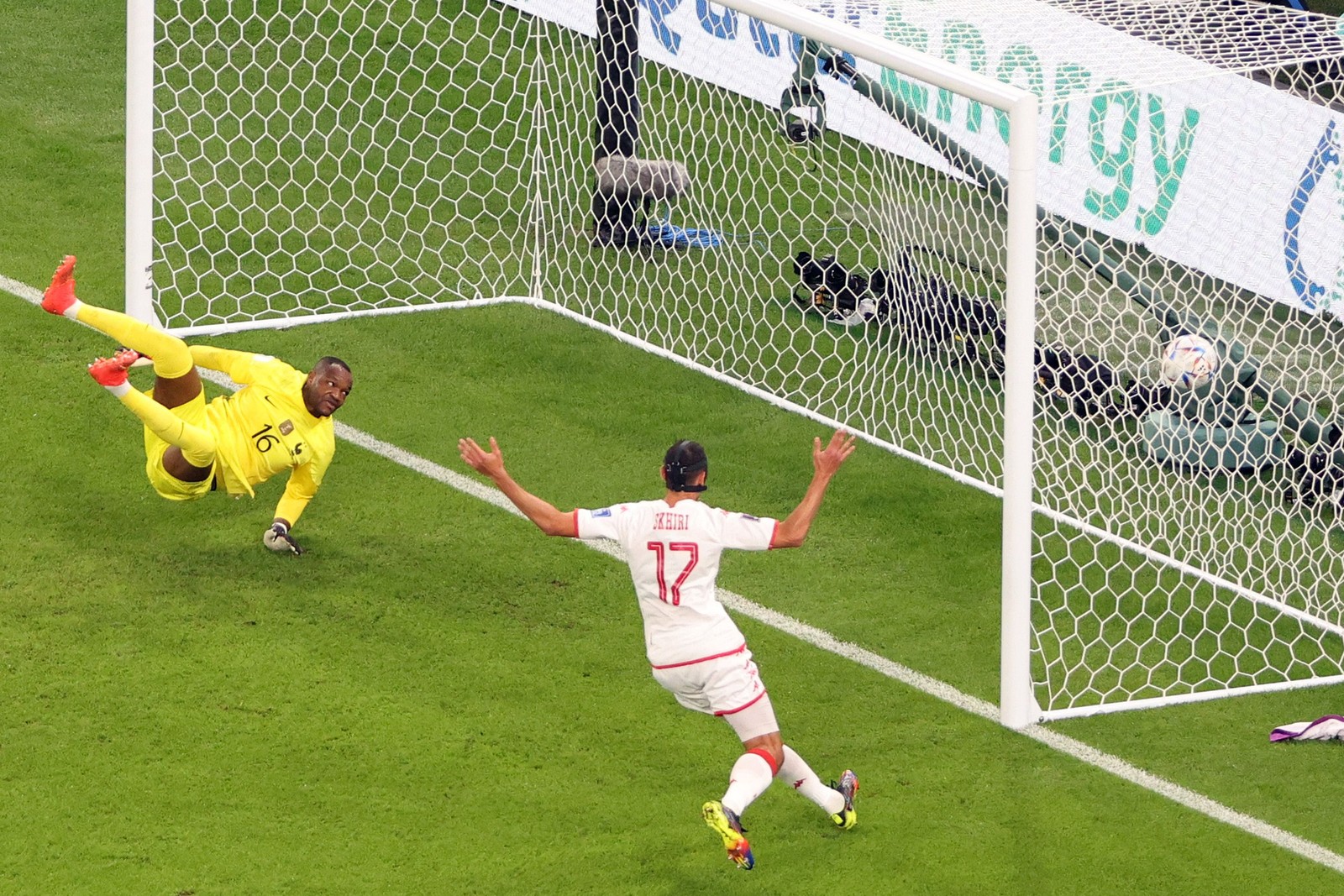 Goleiro observa bola estufar as redes em gol que acabou sendo anulado por impedimento — Foto: ADRIANO DENNIS/AFP