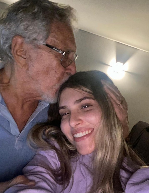 Carlos Alberto de Nóbrega e a filha, Mafe Nóbrega (Foto: Reprodução/Twitter)