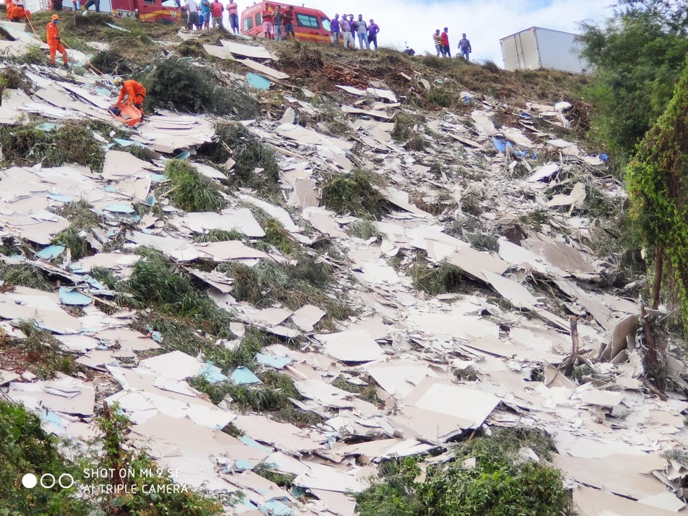 Carga de gesso foi jogada devido ao impacto do capotamento em Palmeira dos Índios, AL — Foto: Ascom CBMAL