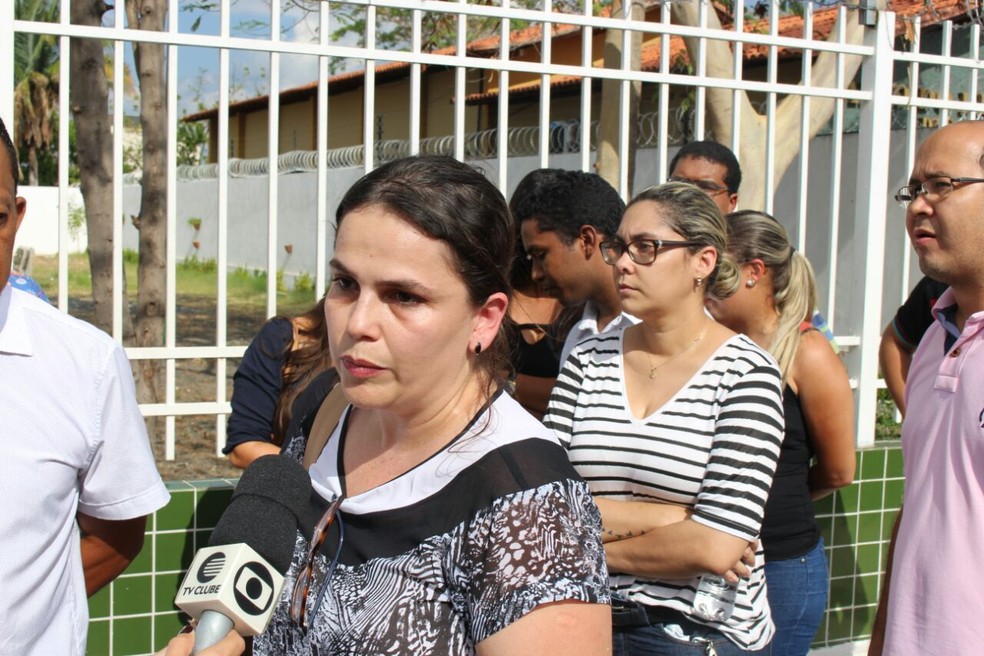 A fiscal estadual agropecuária Elaine Cristina Dantas relata problemas na prova. (Foto: Andrê Nascimento)