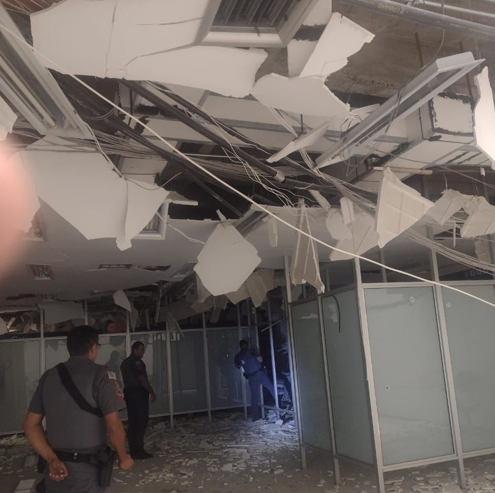 Agência da Caixa Econômica Federal ficou destruída após ataque em Araçatuba (SP) — Foto: Arquivo pessoal