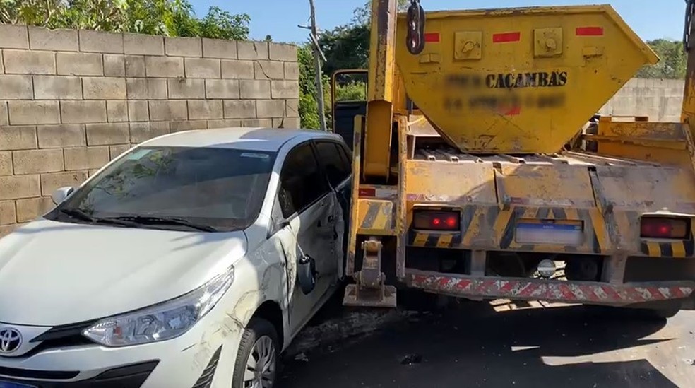 Caminhão com caçambas em rua de Marília — Foto: Carolina Levorato/TV TEM 