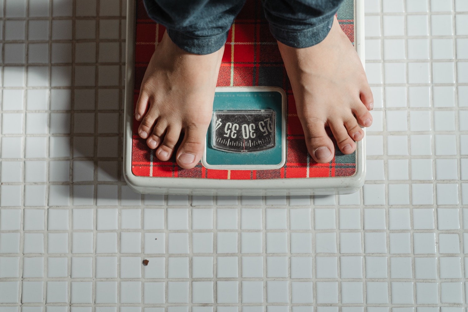 A má alimentação e falta de exercícios físicos são as maiores causas de obesidade (Foto: Pexels / Ketut Subiyanto / CreativeCommons)