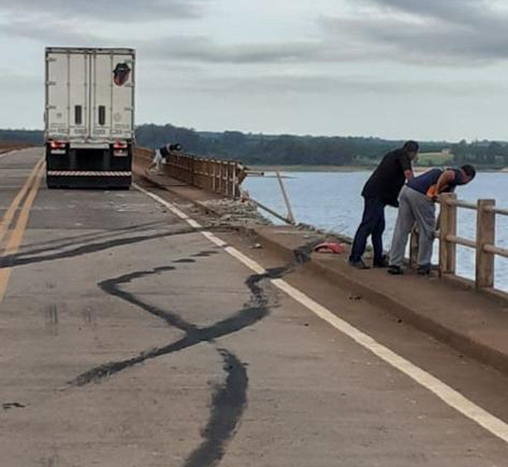 Segundo a polícia, motorista perdeu o controle da direção na ponte — Foto: Corpo de Bombeiros/Divulgação