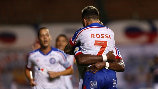 Rossi e Rodallega comemoram gol do Bahia