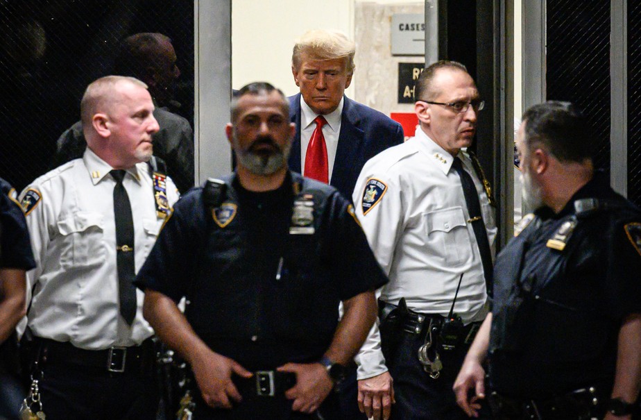 Trump chega ao tribunal regional em Nova York para ouvir as acusações contra ele