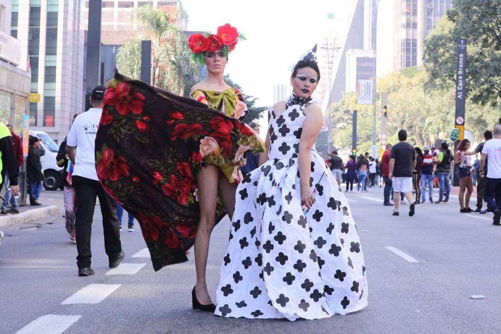 Drags The-Mystique e Miss Paper participam da Parada LGBT em São Paulo.  — Foto: Celso Tavares/G1