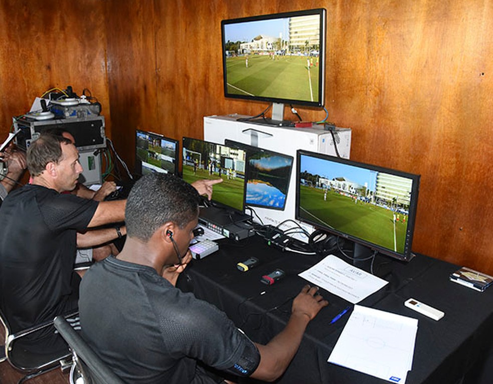 Conmebol prepara os árbitros para a utlização do VAR  (Foto: Divulgação)