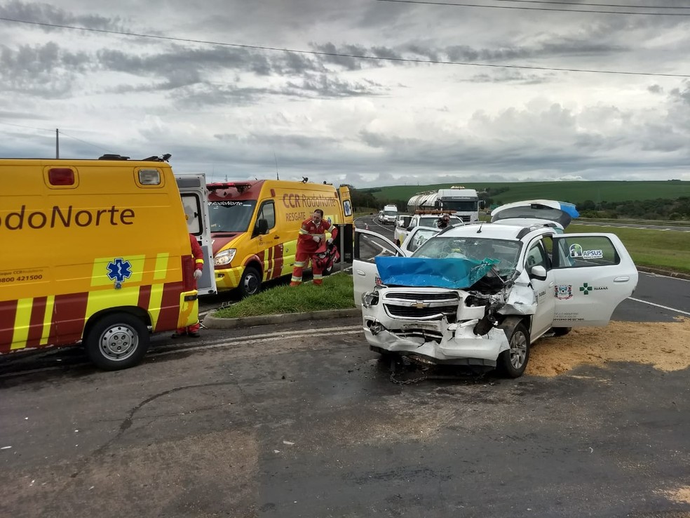 Acidente entre carro e caminhÃ£o deixou feridos na PR-151, em Ponta Grossa (Foto: AndrÃ© Salamucha/RPC)
