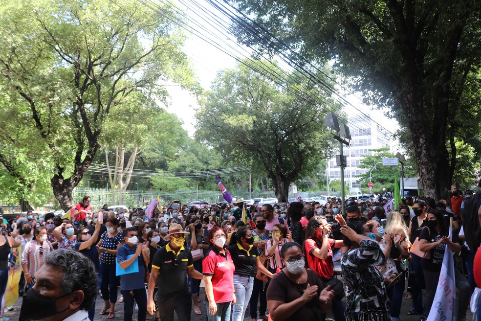 Professores em protesto exigem Abono-Fundeb em Teresina — Foto: Ilanna Serena/g1