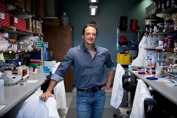 Alysson Muotri, da Universidade da Califórnia, registrou a atividade de um cérebro de laboratório produzido com células-tronco (Foto: Jenna Schoenefeld/The New York Times/Fotoarena)
