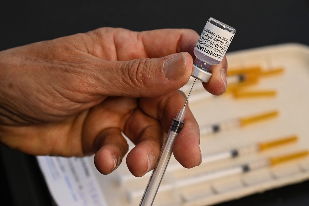 Profissional de saúde prepara dose de vacina da Pfizer/BioNTech em Montpellier, na França — Foto: Pascal Guyot/AFP